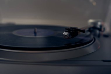 Vinil şırınga plağın plağındaki müziği okuyor. Eski usul. müzik atmosferi. Eski oyuncu ve analog müzik. konu fotoğrafı.