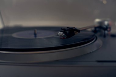 Vinil şırınga plağın plağındaki müziği okuyor. Eski usul. müzik atmosferi. Eski oyuncu ve analog müzik. konu fotoğrafı.