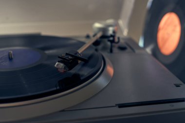 Vinil şırınga plağın plağındaki müziği okuyor. Eski usul. müzik atmosferi. Eski oyuncu ve analog müzik. konu fotoğrafı.