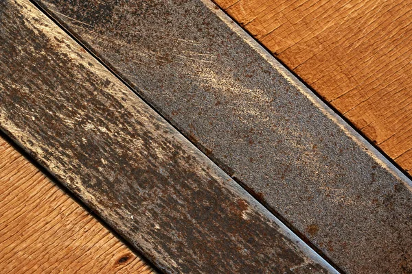 金属製のナイフと茶色の木の質感が緩んでいる 作業スペースの自然な表面 割れて壊れやすい マクロ写真 — ストック写真