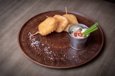 Soslu fırında peynir. Restoran hediyesi. Kafe menüsü için. ahşap masa.