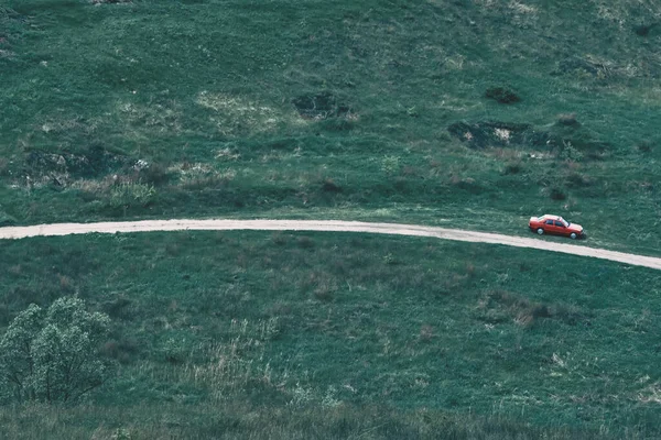 Natuur Rode Auto Landelijk Landschap Composiet Schot Auto Een Groene — Stockfoto