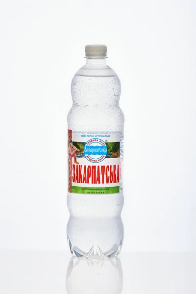 Киев Украина 2020 Одна Сочная Бутылка Закарпатской Минеральной Воды Капельками — стоковое фото