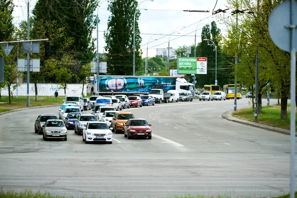 Trafikstockningar Med Ett Stort Antal Bilar Gatufoto Vår Kön Bilen — Stockfoto