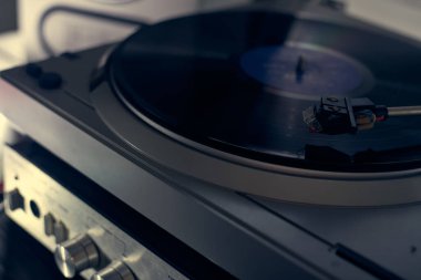 Vinil şırınga plağın plağındaki müziği okuyor. Eski usul. müzik atmosferi. Eski oyuncu ve analog müzik. Konu fotoğrafı. Şarkı çalıyor..