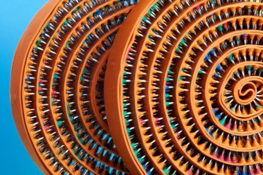 Lastik ve dikenli iki portakal masaj bandı, metal iğneler, bükülmüş. tematik ve konu. Rahatlama ve sağlık için..