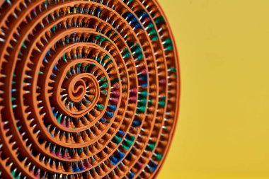 Lastik ve dikenli turuncu masaj bandı, metal iğneler, bükülmüş. tematik ve konu. Rahatlama ve sağlık için..