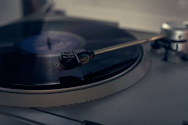 Vinil şırınga, plak çalar ve turntable 'ın plağındaki müziği okur. Eski usul. müzik atmosferi. Eski oyuncu ve analog müzik. şarkı çalar.