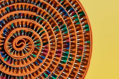 Lastik ve dikenli turuncu masaj bandı, metal iğneler, bükülmüş. tematik ve konu. Rahatlama sağlığı için..