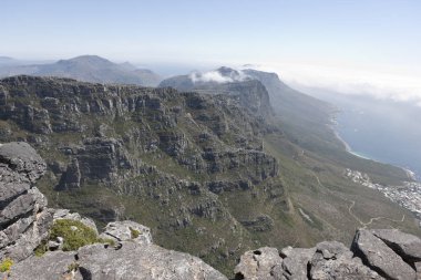 Güneşli bir kış günü Masa Dağı 'ndan Güney Afrika Cape Town manzarası