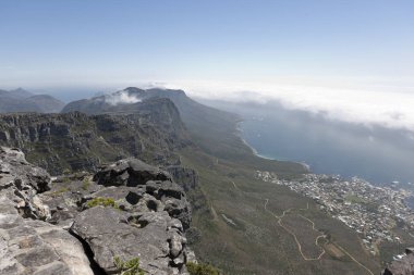 Güneşli bir kış günü Masa Dağı 'ndan Güney Afrika Cape Town manzarası