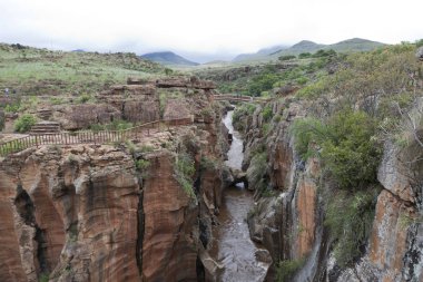 Bulutlu bir kış gününde Güney Afrika panoramik yolu