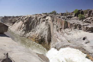 Güneşli bir kış gününde şelaleli Güney Afrika manzarası