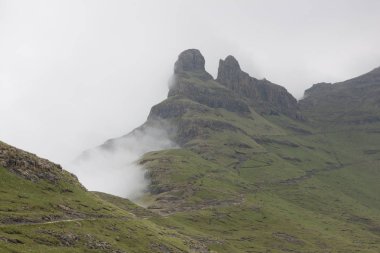 Güney Afrika Ejderha Dağları bulutlu bir kış gününde görünür