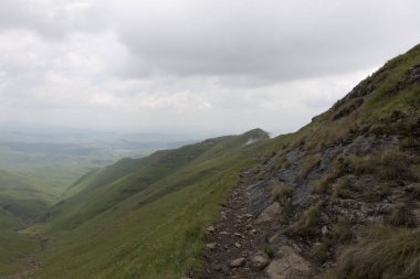 Güney Afrika Ejderha Dağları bulutlu bir kış gününde görünür