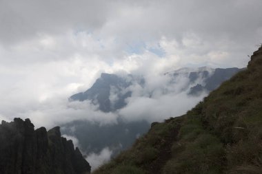 Güney Afrika Ejderha Dağları bulutlu bir kış gününde görünür