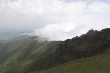 Güney Afrika Ejderha Dağları bulutlu bir kış gününde görünür