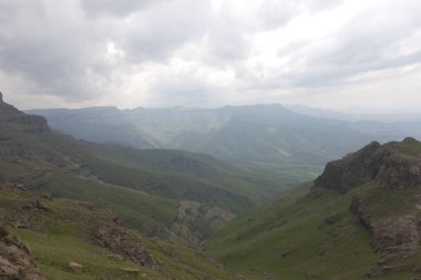 Güney Afrika Ejderha Dağları bulutlu bir kış gününde görünür