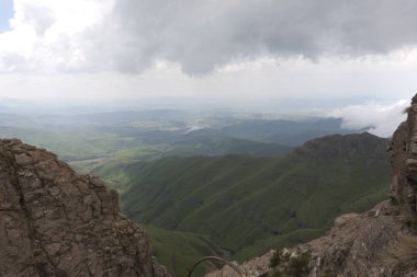 Güney Afrika Ejderha Dağları bulutlu bir kış gününde görünür