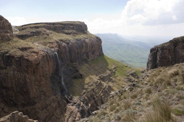 Güney Afrika Ejderha Dağları bulutlu bir kış gününde görünür