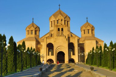 Güneşli bir yaz gününde gün batımında Aydınlatıcı Ermenistan St. George Katedrali