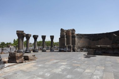 Güneşli bir yaz gününde antik Zvartnots tapınağının Ermenistan kalıntıları