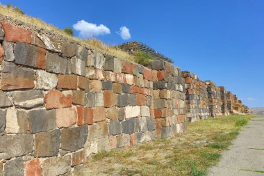 Güneşli bir yaz gününde Ermenistan Erivan Erebuni Kalesi