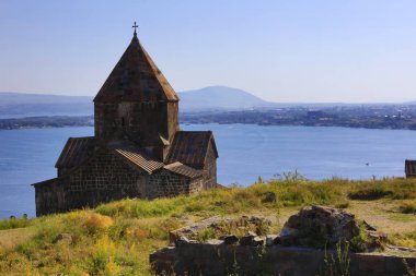 Güneşli bir yaz gününde Ermenistan Sevanavank Manastırı