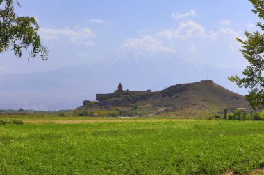 Güneşli bir yaz gününde Ermenistan Khor Virap Manastırı