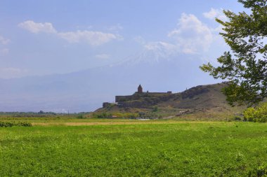 Güneşli bir yaz gününde Ermenistan Khor Virap Manastırı