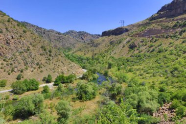 Güneşli bir yaz gününde Ermenistan dağ manzarası