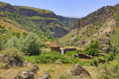Güneşli bir yaz gününde Ermenistan Gndevank Manastırı