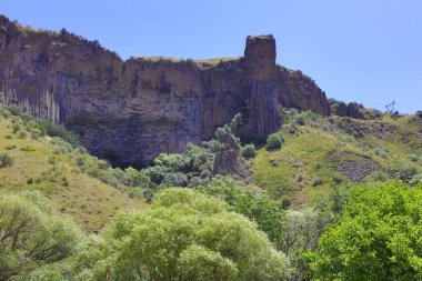 Güneşli bir yaz gününde Ermenistan dağ manzarası