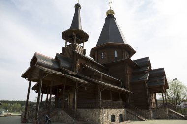 Bulutlu bir yaz gününde Belarus Minsk ahşap kilise