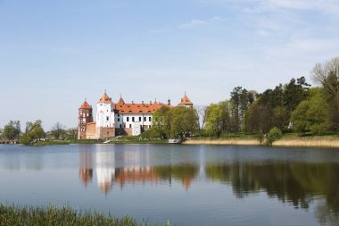 Güneşli bir yaz gününde Belarus Mir Şatosu