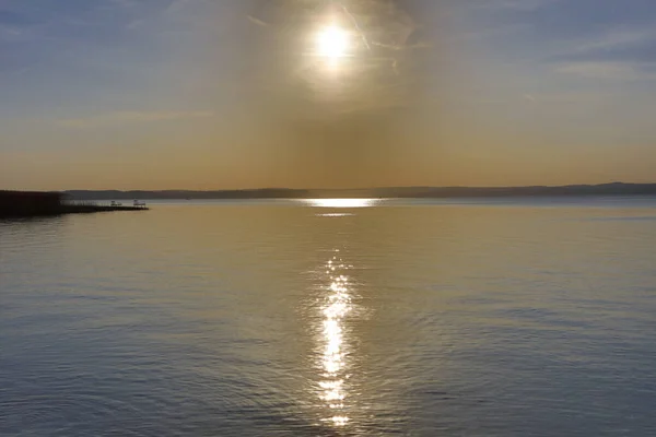 ハンガリー 曇った春の日のバラトン湖の夕日 — ストック写真