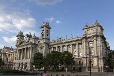 Macaristan Budapeşte Etnoğrafya Müzesi, güneşli bir yaz gününde