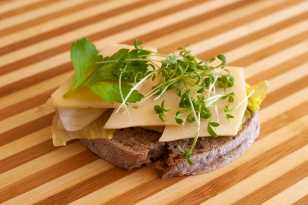 Sandwich Mit Käse Und Frischen Sprossen Der Gartenkresse — Stockfoto