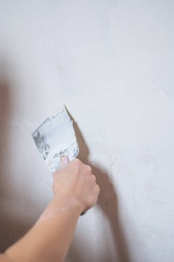 Duvara sıva ve alçı spatula ile sıva adam eli