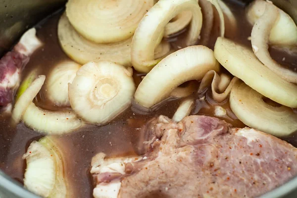 Barbekü için terbiye edilmiş biftek.