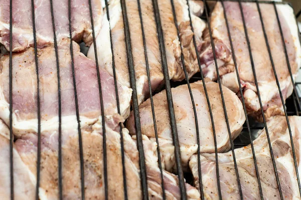 Kömür ızgarasına yeni konmuş bir biftek.