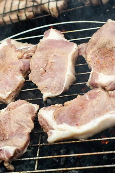 Kömür ızgarasına yeni konmuş bir biftek.