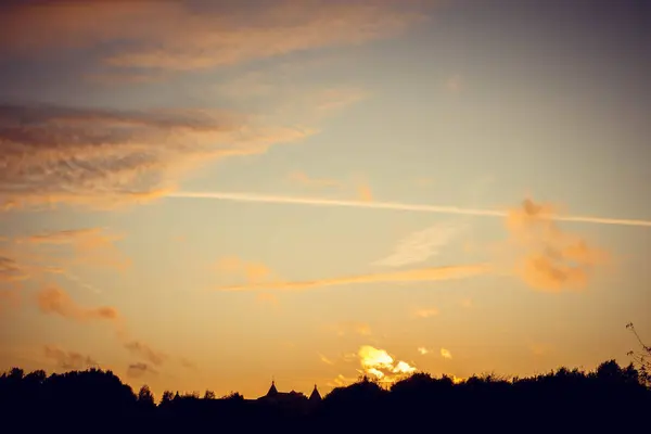 Puesta de sol nocturna con nubes en el fondo de las sombras de los edificios —  Fotos de Stock