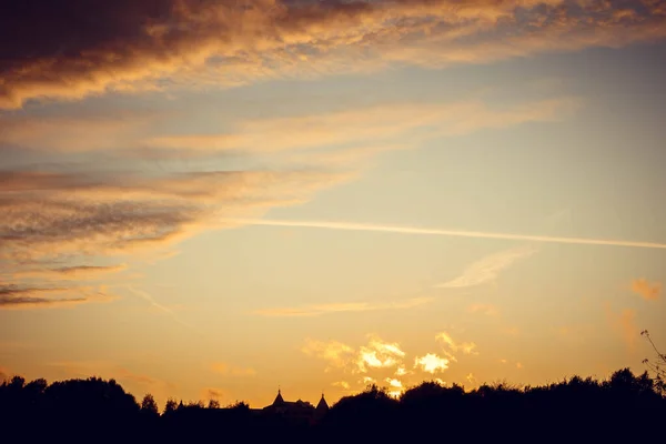 ビルの影を背景に雲と夕日 — ストック写真