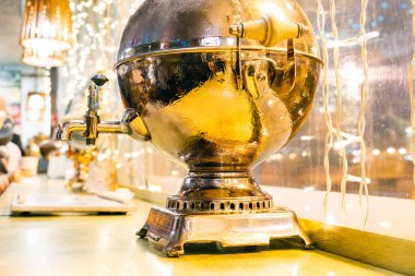 Samovar - Rus çaydanlığı. İç kısımda altın renkli kaynar su için..