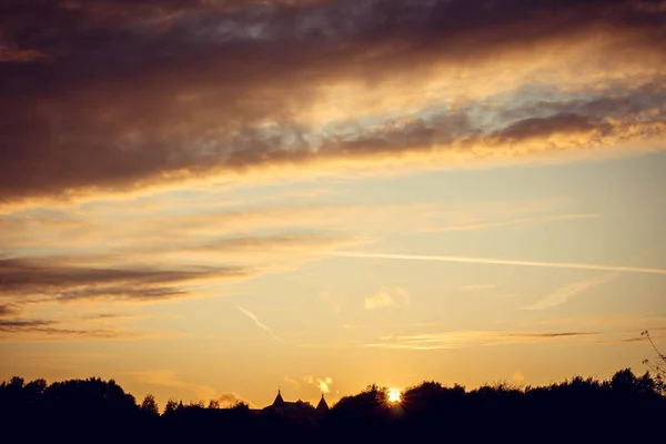 Coucher de soleil du soir avec des nuages sur le fond des ombres des bâtiments — Photo