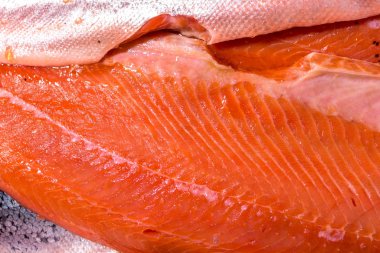 Derisi olan kırmızı balık parçaları. Kemiklerle dondurulmuş et, işleme hazırlık.