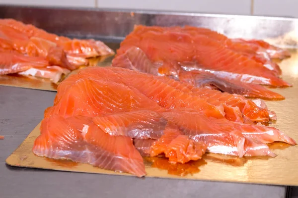Producţia de peşte. Peștele cusut se află în bucăți pe ambalaj. Pentru sigilarea ulterioară — Fotografie, imagine de stoc