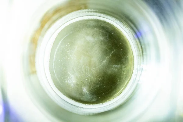 El fondo de un vaso vacío es un planeta espacial. En el enfoque —  Fotos de Stock