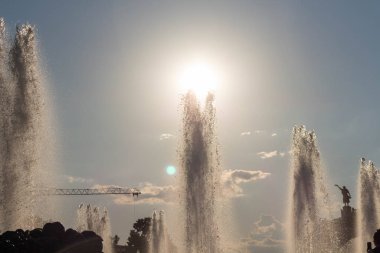 Arka planda Vdnh Moskova Çeşmesi